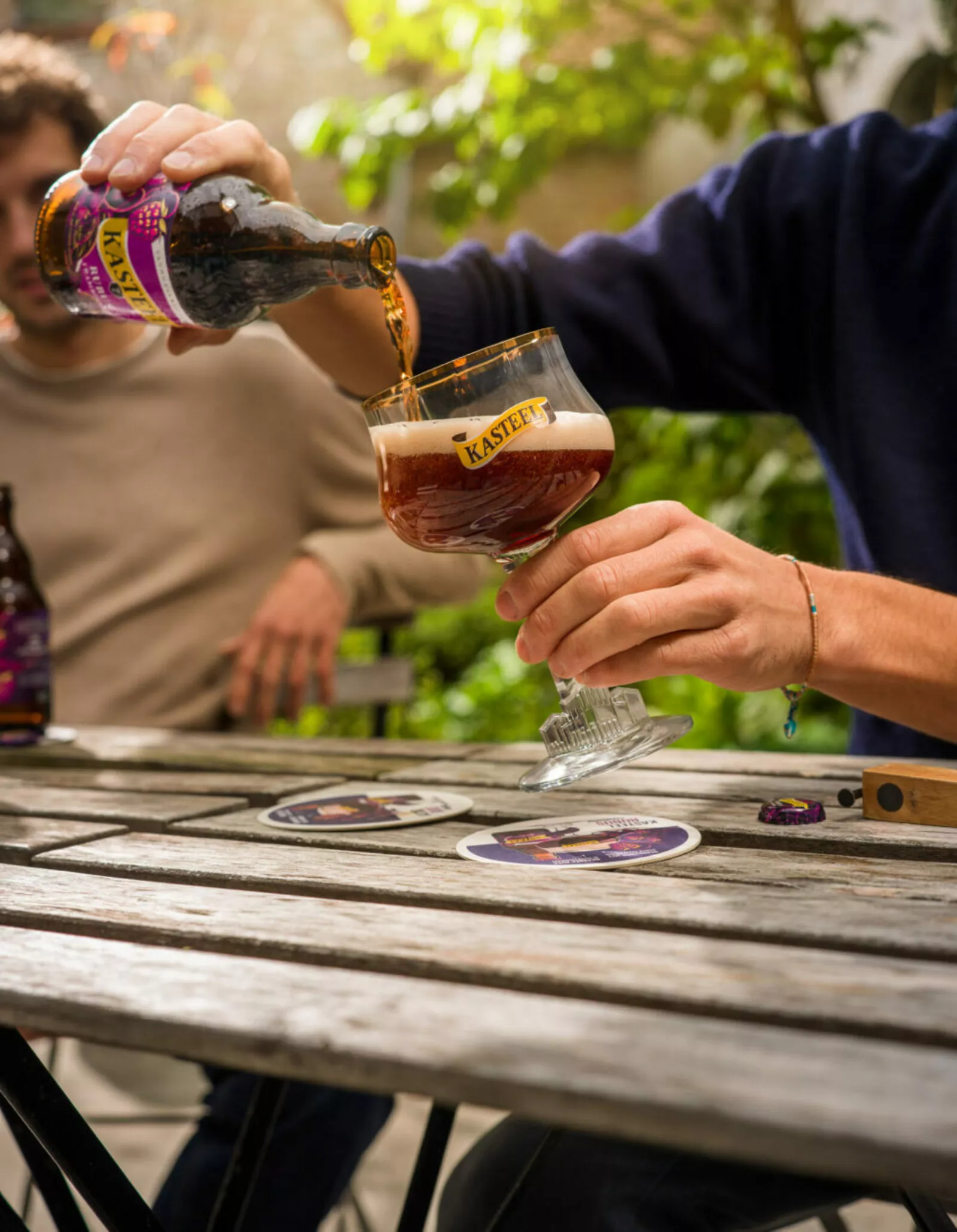 Man schenkt Kasteel Rubus Framboise (7%) uit in een Kasteel bierglas. 