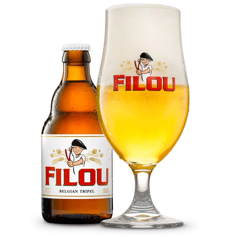 Filou Belgian Tripel bierfles van 33 cl met ernaast een gevuld glas Filou in een langwerpig glas met een lange tulpvorm. Op het glas staat het bierlogo van Filou.