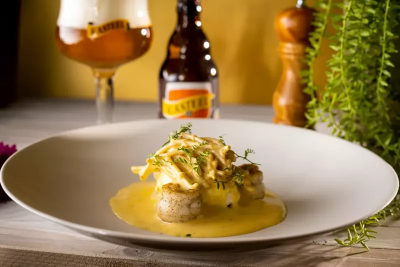 Koken met Kasteel - Zeetong bereid met Kasteel Tripel, geserveerd met verse kruiden en een glas Kasteelbier Tripel.