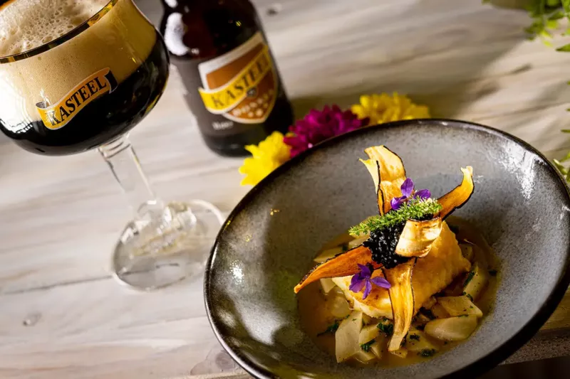 Koken met Kasteel - Zeewolf bereid met Kasteel Donker, geserveerd met seizoensgroenten en een glas Kasteelbier Donker.