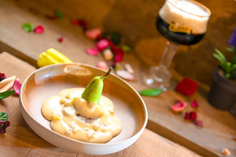 Koken met Kasteel - Dessert met peer geserveer met een sabayon bereid met Barista Chocolate Quad.