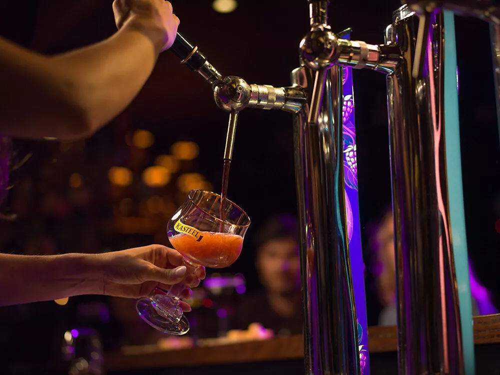 Kasteel Rubus Framboise van het vat getapt – Een sterk Belgisch fruitbier geserveerd in een Kasteel-bierglas.