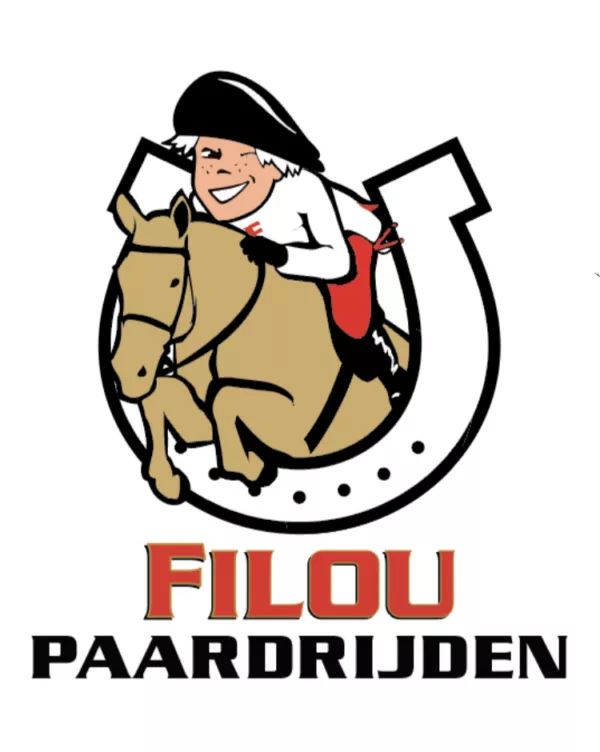 Logo van Filou Paardrijden met Filou mannetje in een witte tenue, rode broek en zwart hoedje en witte haren die open een bruin paard rijdt, geplaatst voor een grote hoefijzervormige achtergrond. Onderaan staat 'FILOU' in rode hoofdletters en 'PAARDRIJDEN' in zwarte hoofdletters - visuele merkidentiteit van Filou bier in de paardensport.