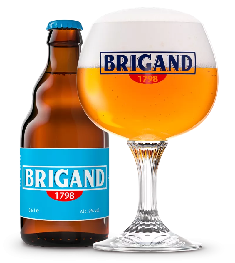Fles Brigand met blauw etiket en logo van het biermerk, witte hoofdletters met het jaartal 1798 in een halve rode ovaal. Naast de fles staat een gevuld glas Brigand, een sterk blond bier met een witte schuimkraag.