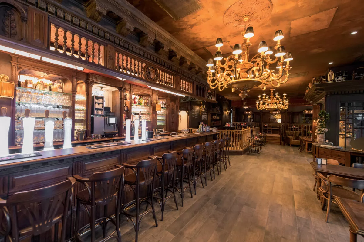 Stijlvolle VIP Room in het Bierkasteel met houten bar, hoge stoelen, kristallen kroonluchters en een warme, uitnodigende sfeer voor recepties, feesten en bedrijfsevenementen.