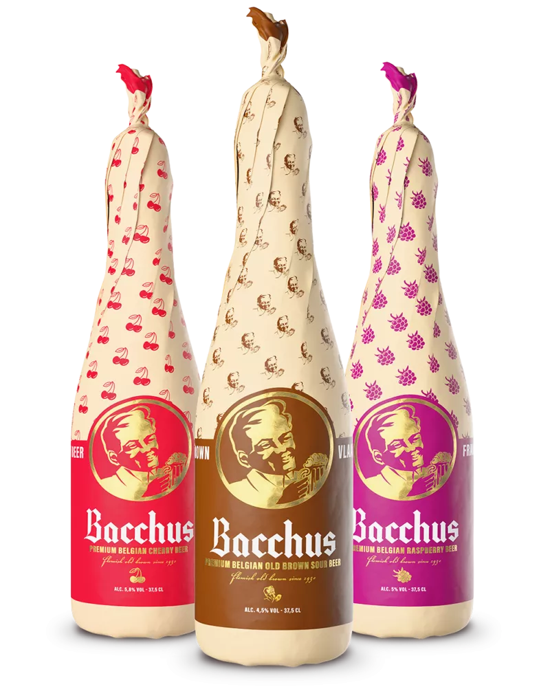 Drie bierflessen van het biermerk Bacchus, gebrouwen door Kasteel Brouwerij Vanhonsebrouck, met elk een inhoud van 37,5 cl gewikkeld in een papier. Van links naar rechts: Bacchus Kriek, Bacchus Vlaams Oud Bruin en Bacchus Framboos.