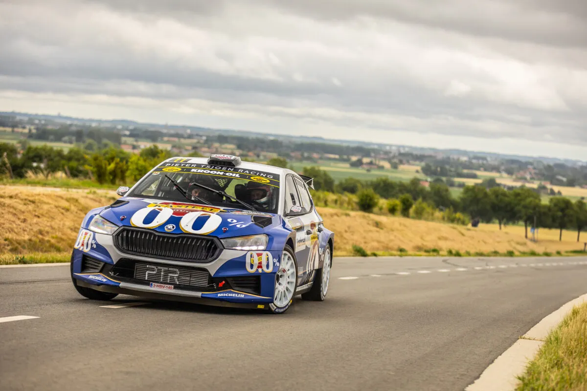 Kasteel Rouge 0.0 brengt drie wagens aan start van Ardeca Ypres Rally 2025.