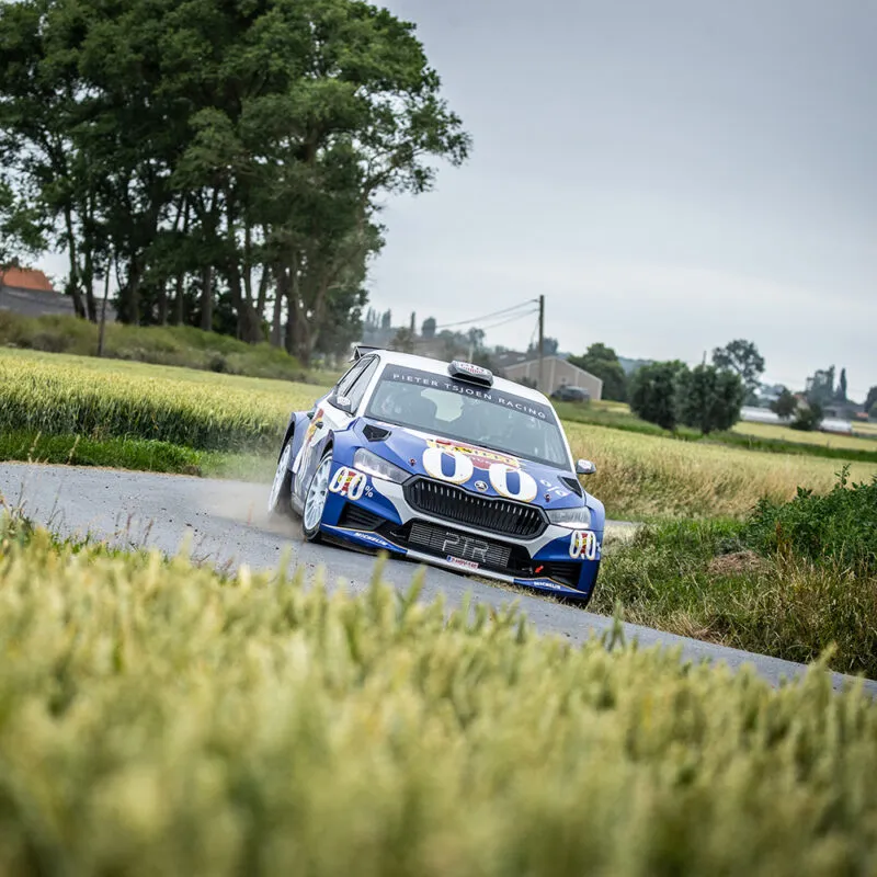 Kasteel Rouge 0.0 brengt drie wagens aan de start van Ypres Rally 2025.