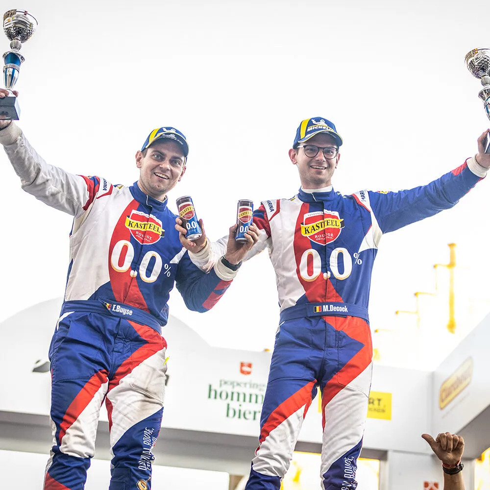Kasteel Rouge 0.0 brengt drie wagens aan de start van Ypres Rally 2025 - Maxim Decock behaalt eerste plaats in zijn klasse.