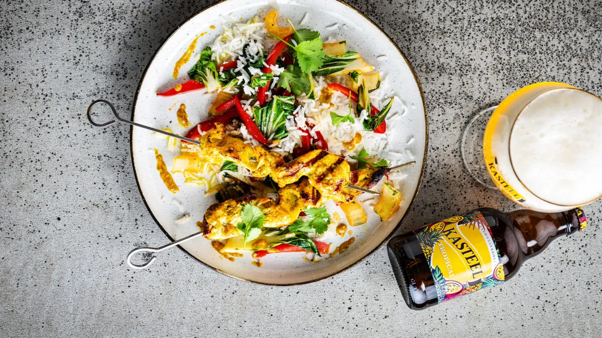 Chicken satay skewers with Kasteel Tropical
